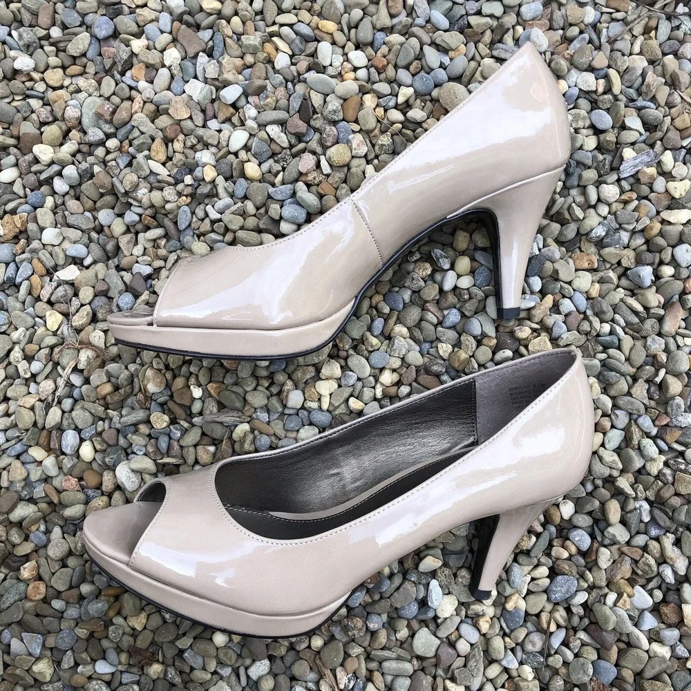 BANDOLINO Beige Shiny Nude Taupe Heels 8.5 M Neutral Pumps Peep Toe Shoes
